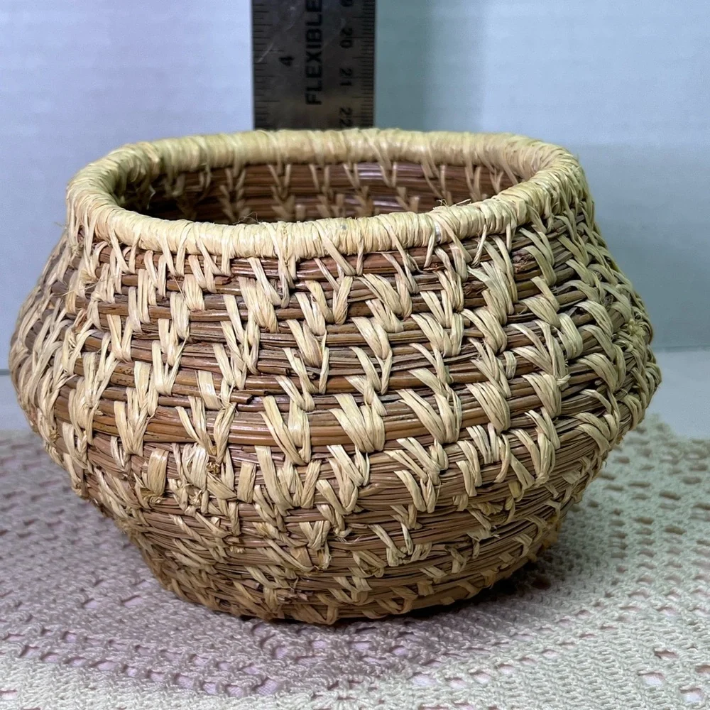 Papago Tohono O’odham Hand-Woven Basket Beargrass, Yucca & Devil’s Claw signed